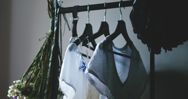 Porządki w szafie – jak pozbyć się ubrań bez wielkiej selekcji?