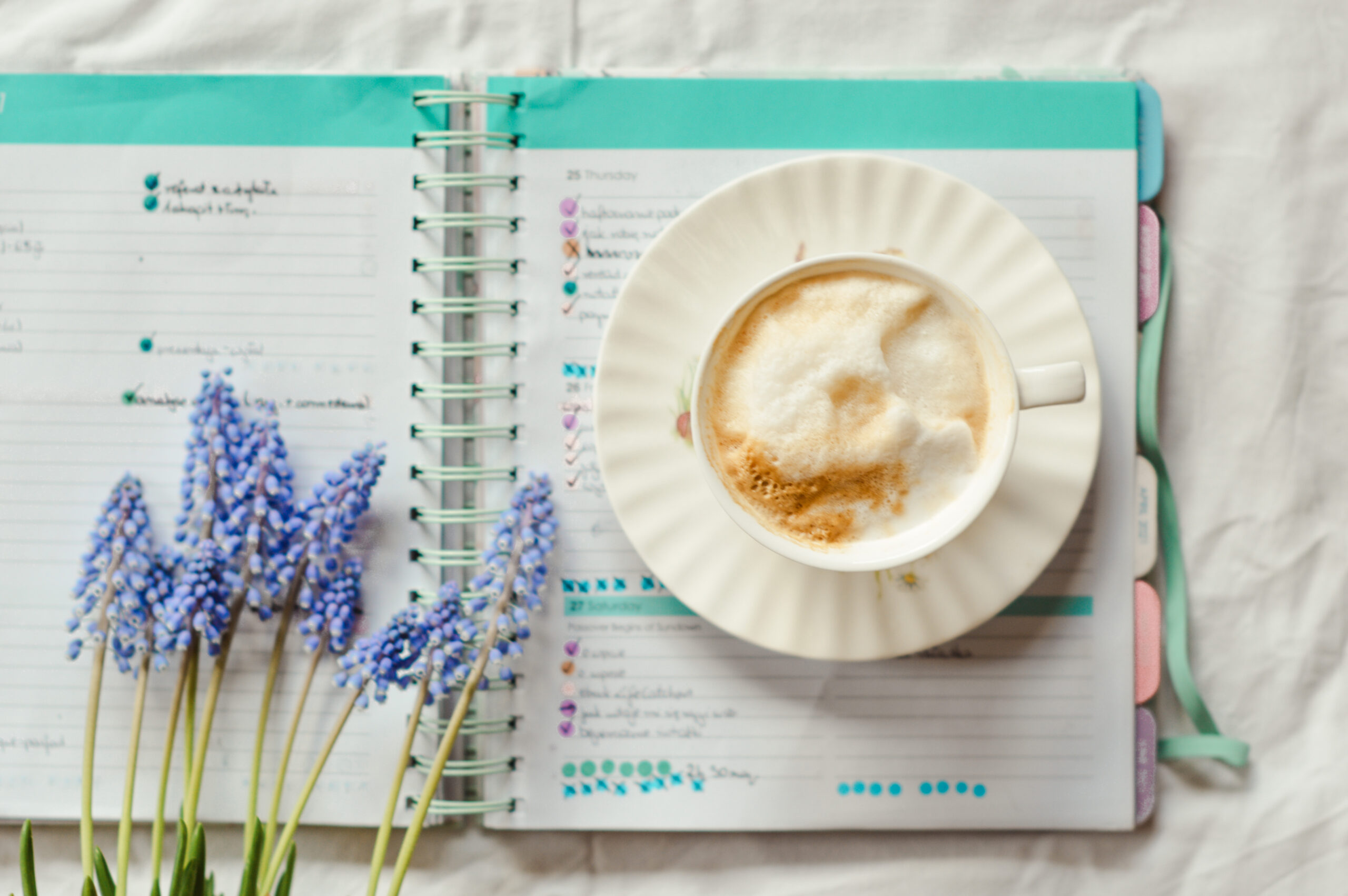 kalendarz planner filiżanka do kawy szafirki to-do list lista